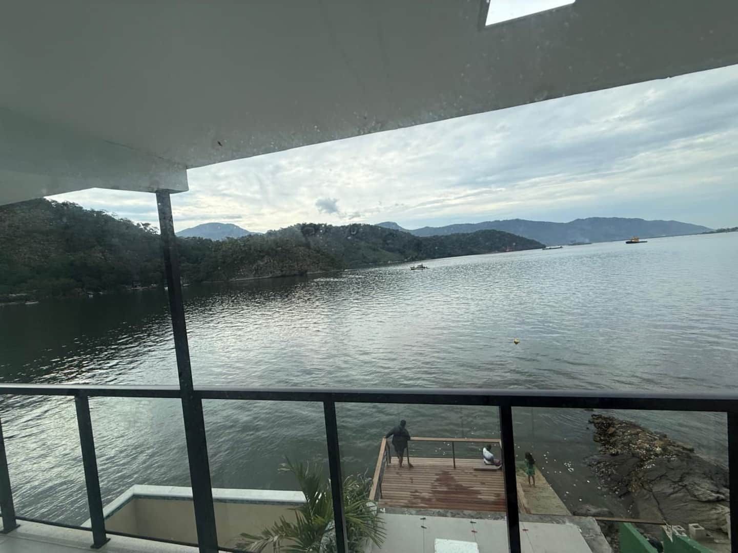 Vista para o mar e para o deck de madeira a partir da Casa Ponta da Ilha