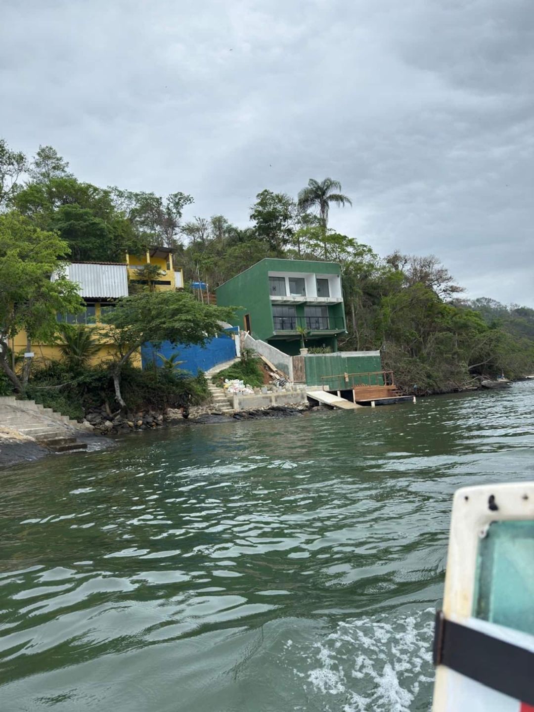 Casa Ponta da Ilha vista a partir do mar, na Ilha de Itacuruçá